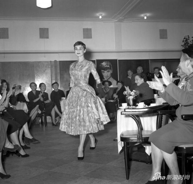 1954年，阿姆斯特丹的一场时装秀上，奥黛丽-赫本正在展示一件纪梵希的设计